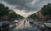 河北唐山秦皇岛多地暴雨预警升级，今天傍晚雨势发展迅速道路湿滑